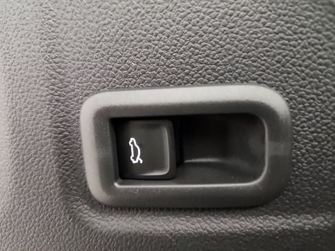 New 2025 Volkswagen Tiguan SE image 10