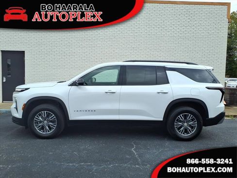 Used 2025 Chevrolet Traverse LT image 1