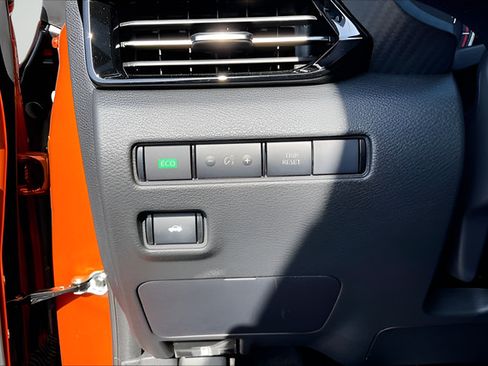Used 2025 Nissan Sentra SR w/ SR Premium Package FWD image 25