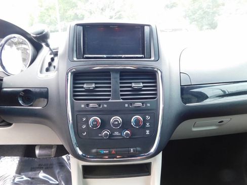 Used 2018 Dodge Grand Caravan SXT image 12