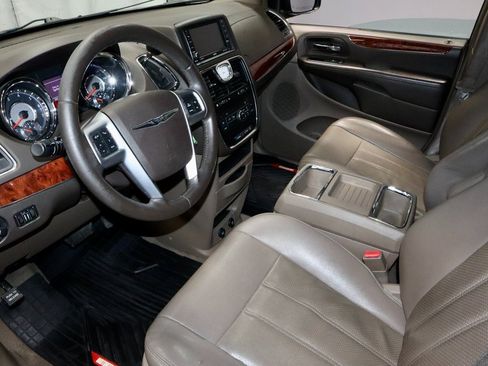 Used 2013 Chrysler Town & Country Touring-L image 22