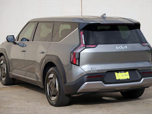 Used 2024 Kia EV9 Light Long Range RWD image 46