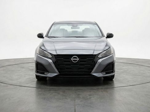Used 2025 Nissan Altima 2.5 SV FWD image 2