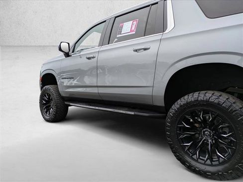 Used 2024 Chevrolet Suburban Premier image 27