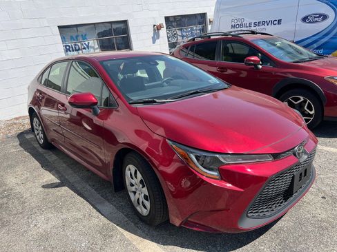 Used 2022 Toyota Corolla LE image 3