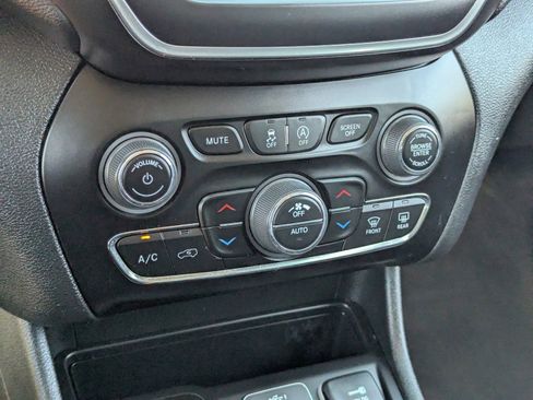 Used 2023 Jeep Cherokee Altitude Lux image 29