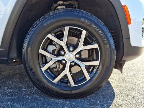 Used 2024 Jeep Grand Cherokee Limited image 9