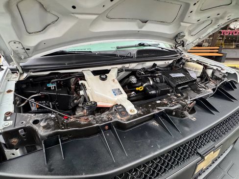 Used 2017 Chevrolet Express 2500 image 32
