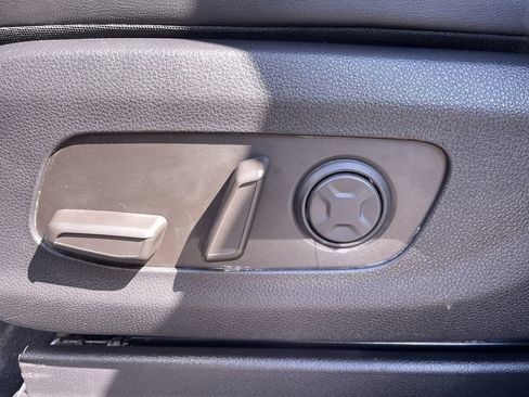 Used 2025 Kia Carnival FWD image 20