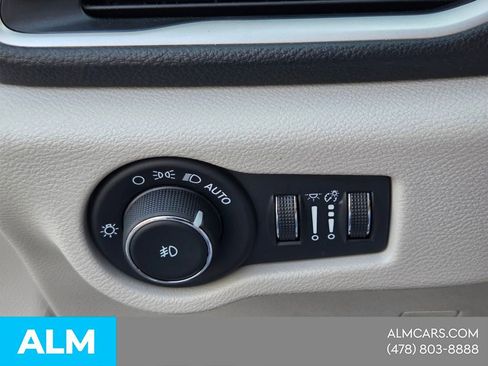 Used 2024 Chrysler Pacifica Limited FWD image 23