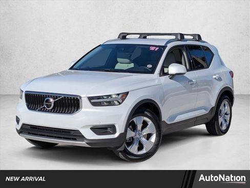 Used 2021 Volvo XC40 T4 Momentum w/ Premium Package image 1