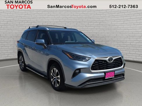 Used 2023 Toyota Highlander XLE FWD image 3