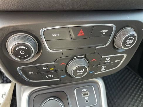 Used 2020 Jeep Compass Latitude w/ Cold Weather Group AWD/4WD image 18