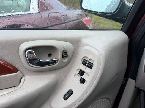 Used 2007 Chrysler Town & Country Limited FWD image 17