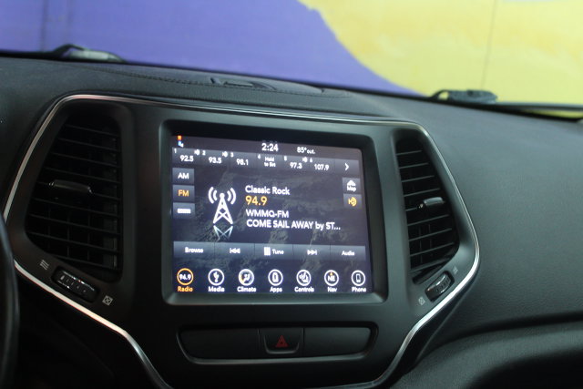 Used 2019 Jeep Cherokee Latitude w/ Cold Weather Group FWD image 19