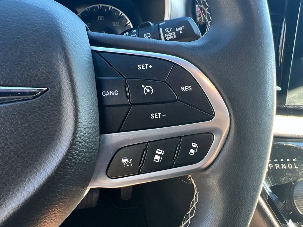 Used 2025 Chrysler Pacifica Select FWD image 41