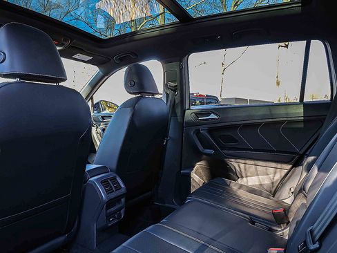 Used 2022 Volkswagen Tiguan SE R-Line image 23