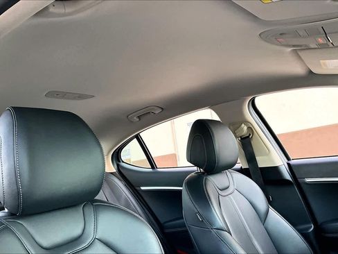 Used 2025 Genesis G70 2.5T image 12