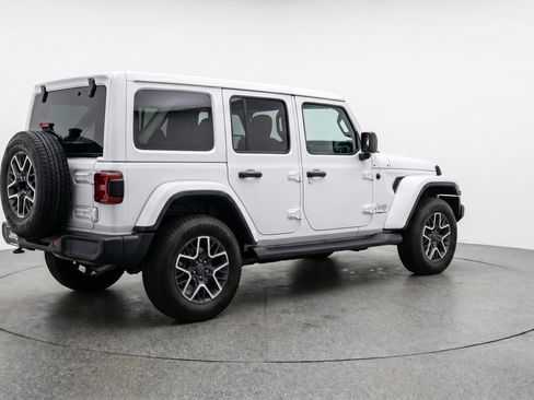 Used 2025 Jeep Wrangler Sahara image 9