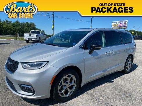Used 2024 Chrysler Pacifica Limited FWD image 3