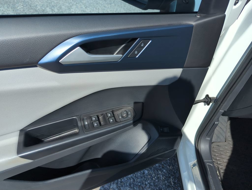 Certified 2023 Volkswagen Taos SE FWD image 19