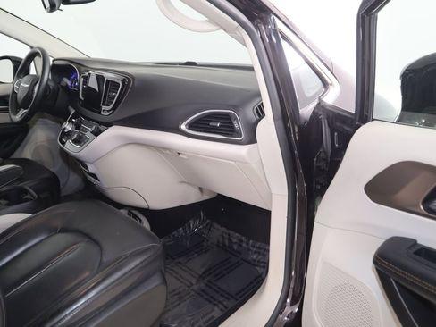 Used 2017 Chrysler Pacifica Touring-L image 41
