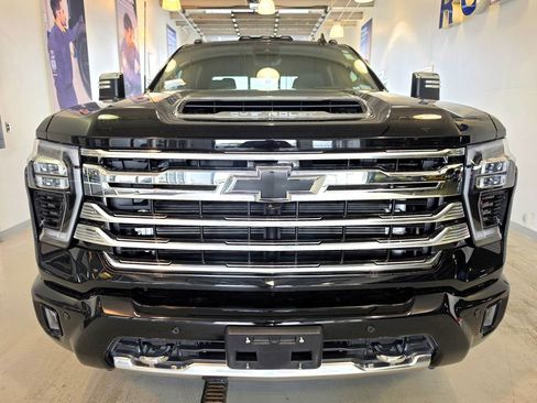 Used 2024 Chevrolet Silverado 2500 High Country w/ High Country Premium Package AWD/4WD image 3