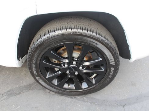 Used 2018 Jeep Grand Cherokee Altitude AWD/4WD image 13