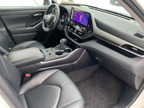 Used 2023 Toyota Highlander XLE image 19