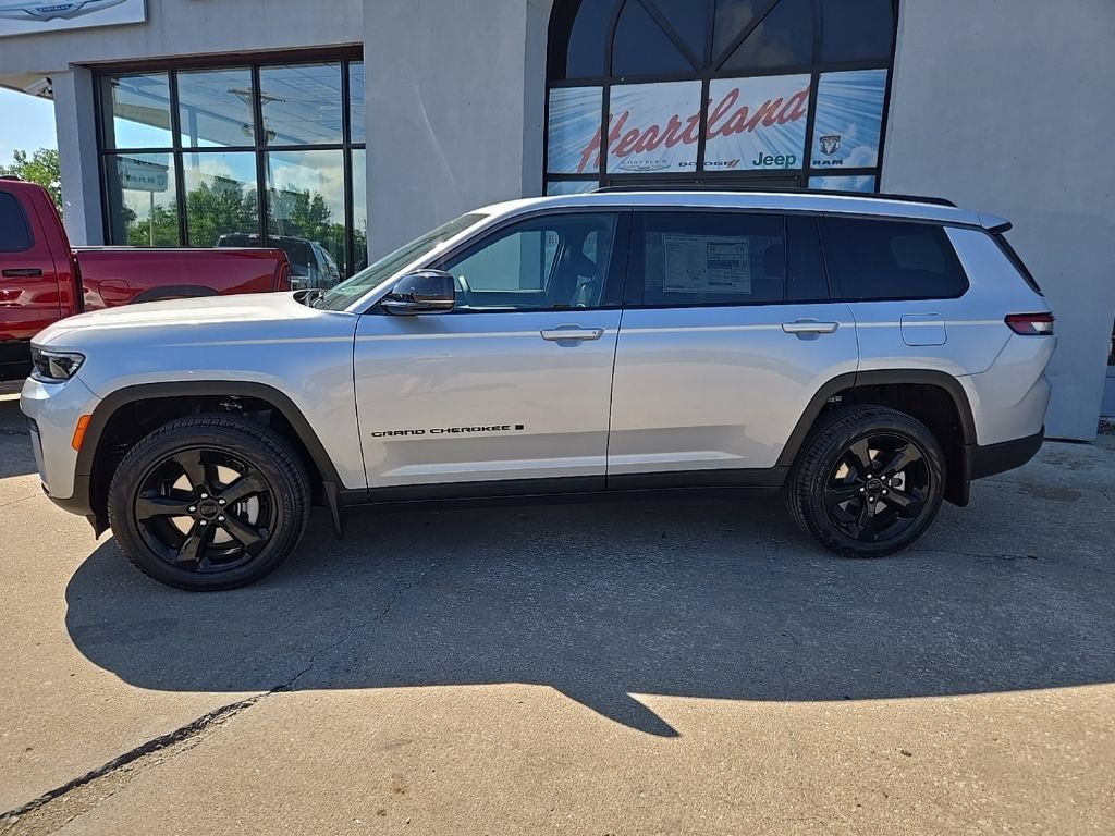 New 2026 Jeep Grand Cherokee L Limited w/ Limited Altitude Package AWD/4WD image 4