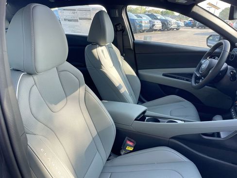 New 2025 Hyundai Elantra Limited image 50