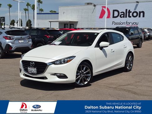 Used 2018 MAZDA MAZDA3 Touring FWD image 1
