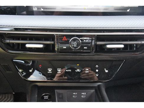 Used 2025 Nissan Kicks SR w/ SR Premium Package AWD/4WD image 28