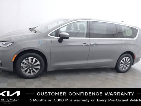 Used 2023 Chrysler Pacifica Touring-L image 8