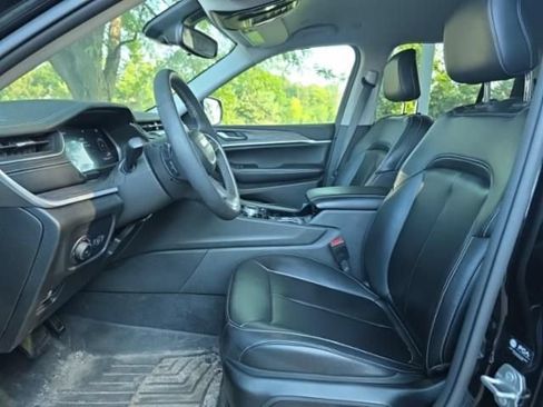 Used 2023 Jeep Grand Cherokee Limited w/ Black Appearance Package AWD/4WD image 3