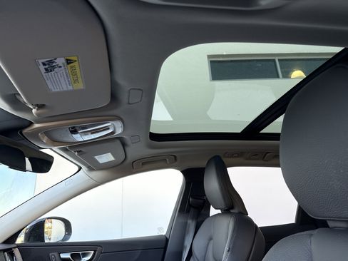 Used 2025 Volvo XC60 B5 Plus image 16