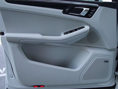 Certified 2023 Porsche Macan Turbo AWD/4WD image 9