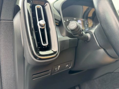 Used 2020 Volvo XC40 T5 Momentum w/ Protection Package Premier AWD/4WD image 29