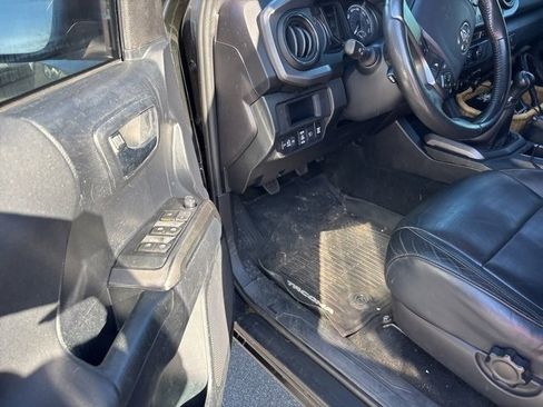 Used 2019 Toyota Tacoma TRD Sport w/ TRD Premium Sport Package image 4