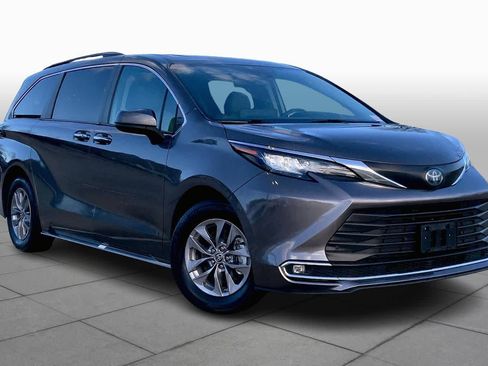 Used 2023 Toyota Sienna XLE image 3