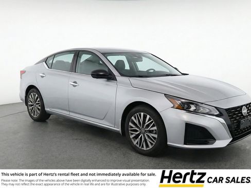 Used 2025 Nissan Altima 2.5 SV image 1