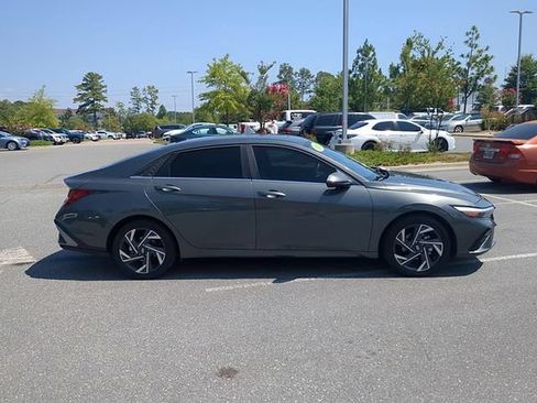 Used 2024 Hyundai Elantra Limited FWD image 3