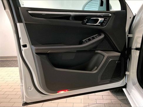 Used 2025 Porsche Macan image 26