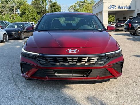 Certified 2025 Hyundai Elantra SE FWD image 2