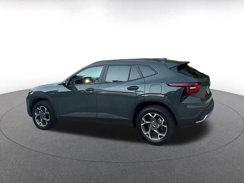 Used 2025 Chevrolet Trax LT w/ LT Convenience Package FWD image 10