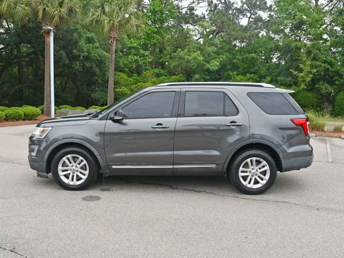 Used 2017 Ford Explorer XLT w/ Equipment Group 202A FWD image 5