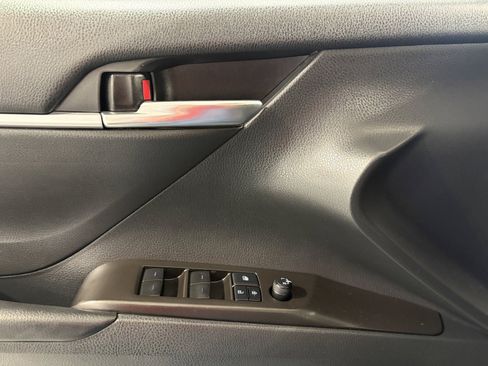 Used 2022 Toyota Camry SE FWD image 11