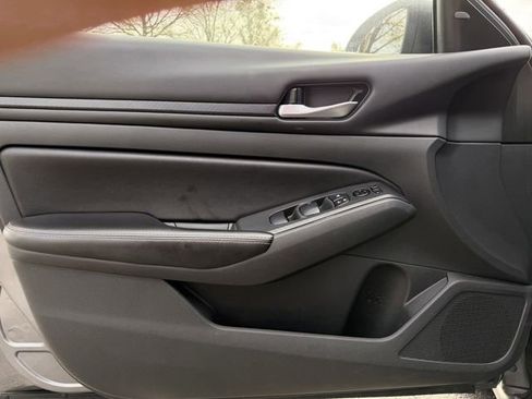 Used 2024 Nissan Altima 2.5 SV image 9