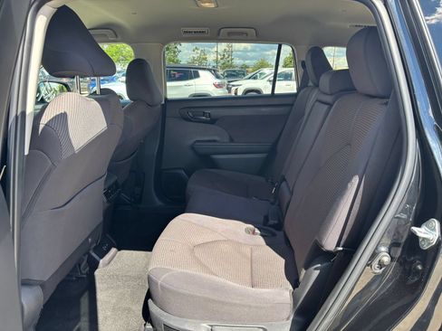 Used 2025 Toyota Highlander LE FWD image 27