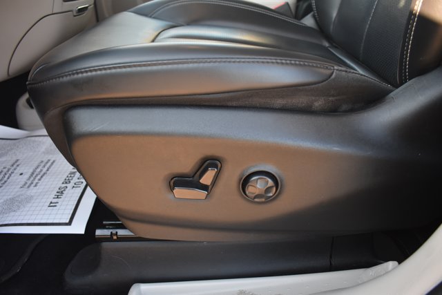 Used 2023 Chrysler Pacifica Touring-L FWD image 13